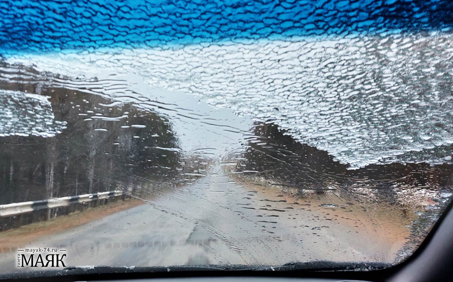 Ледяной дождь угрожает водителям и пешеходам в Челябинской области