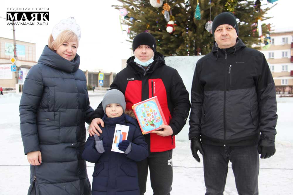 Подарок с «Елки желаний» школьнику вручил глава Красноармейского района
