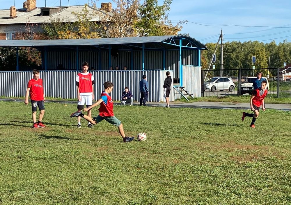 Юноши Красноармейского района встретились на футбольном поле