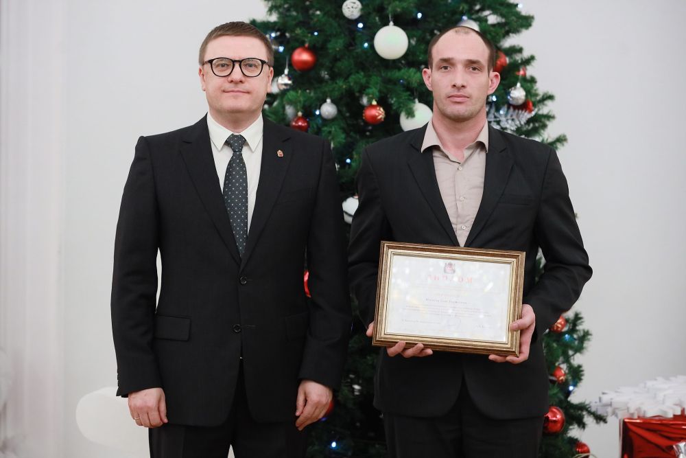 Трактористу из Красноармейского района губернатор Алексей Текслер вручил награду