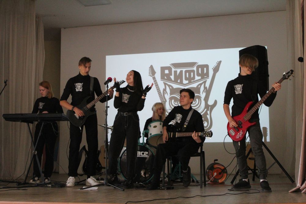 Юные музыканты из села Миасского выступили с отчетным концертом на школьной сцене 