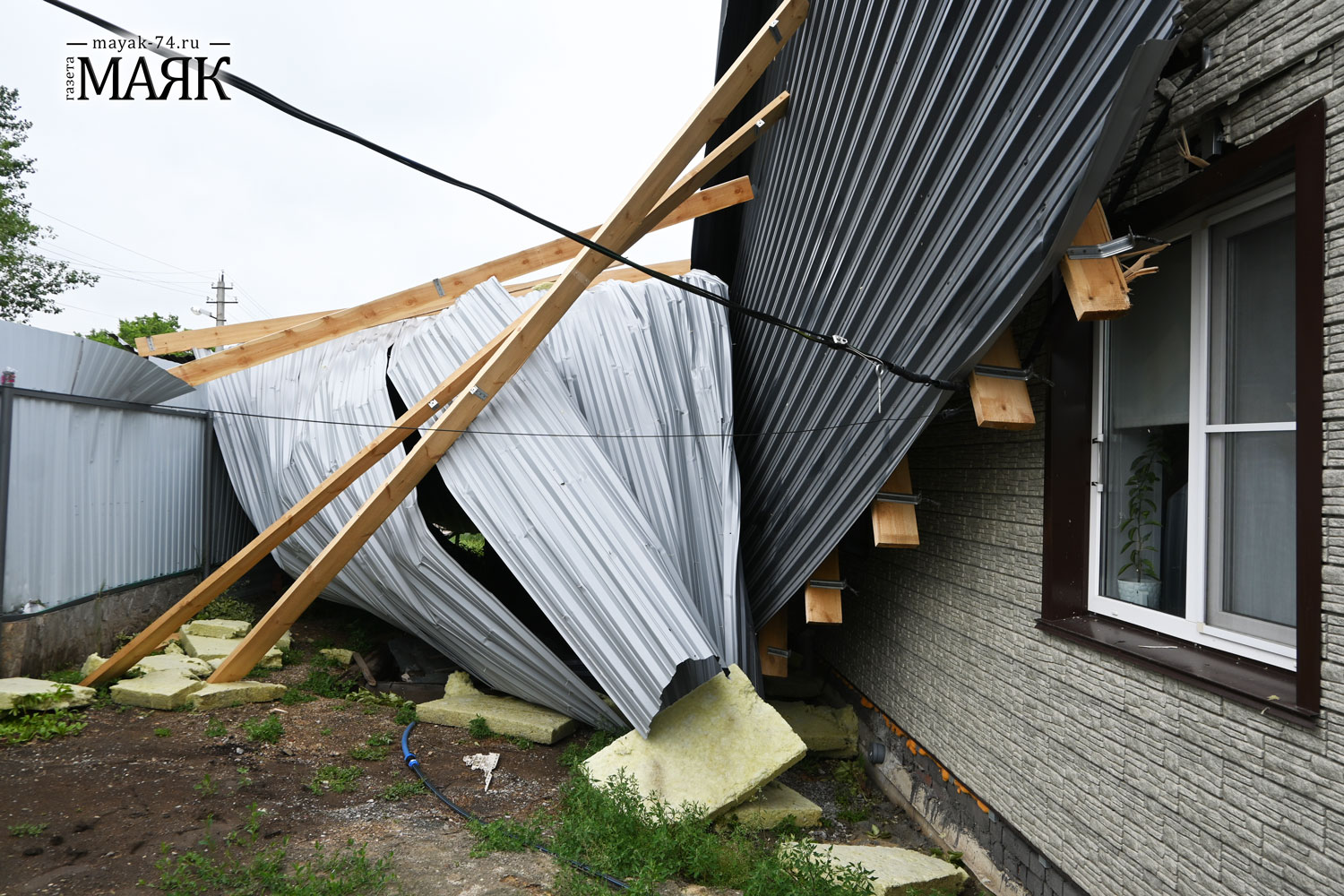 Ураган в поселке Красноармейского района снёс крыши и повредил дом