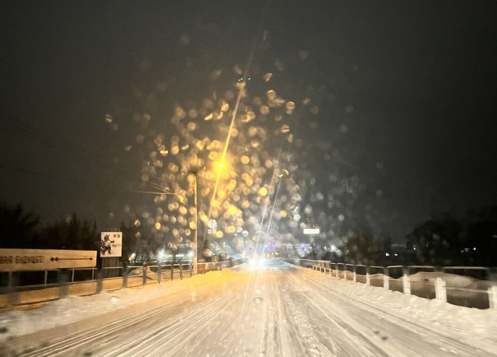 Сильные осадки в виде мокрого снега создали проблему на дорогах Челябинской области